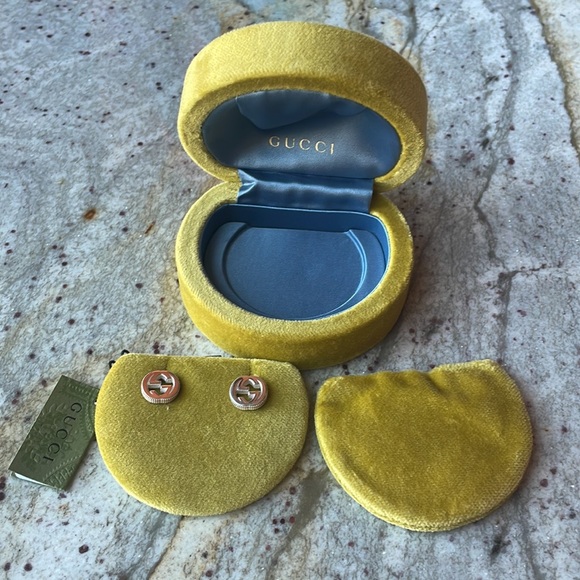 Authentic New with Tags Silver Interlocking Stud Gucci Earrings w box and pouch - Picture 2 of 9